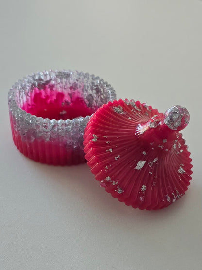 Boîte à bijoux en résine epoxy rose fuchsia légèrement irisé avec incrustations argentées