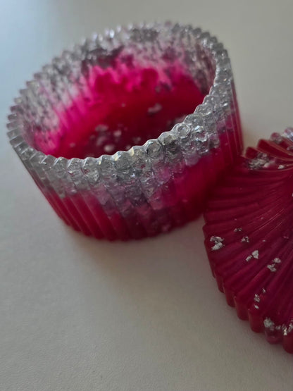 Boîte à bijoux élégante rose fuchsia irisé en résine epoxy avec détails argentés