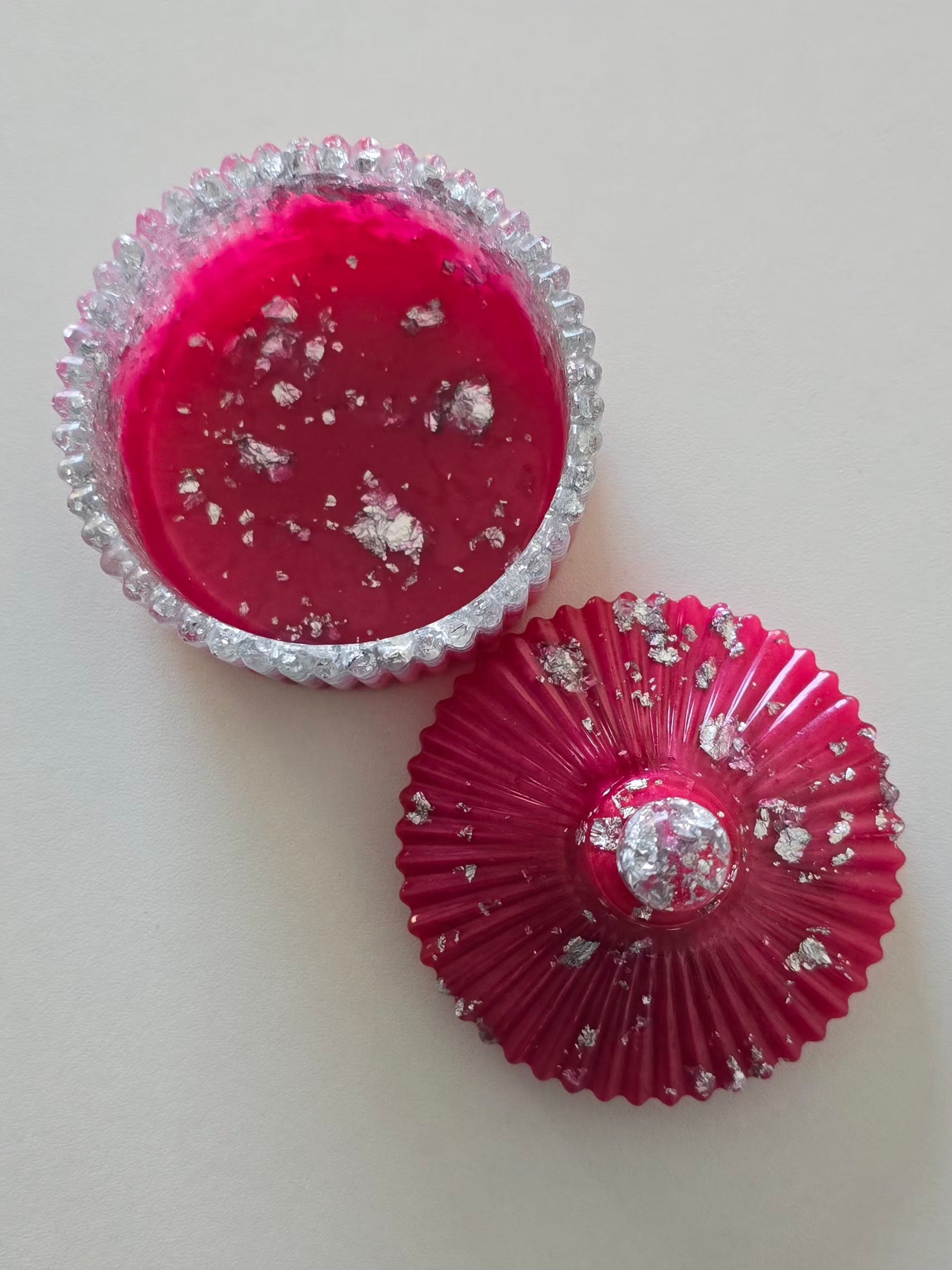 Boîte à bijoux artisanale rose fuschia en résine epoxy avec feuilles d'argent 