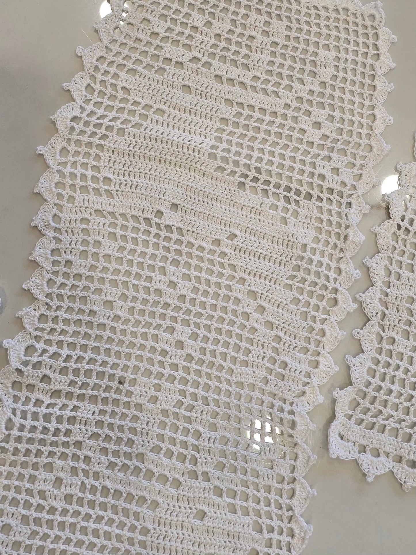 bordures festonnées réalisées au crochet blanc