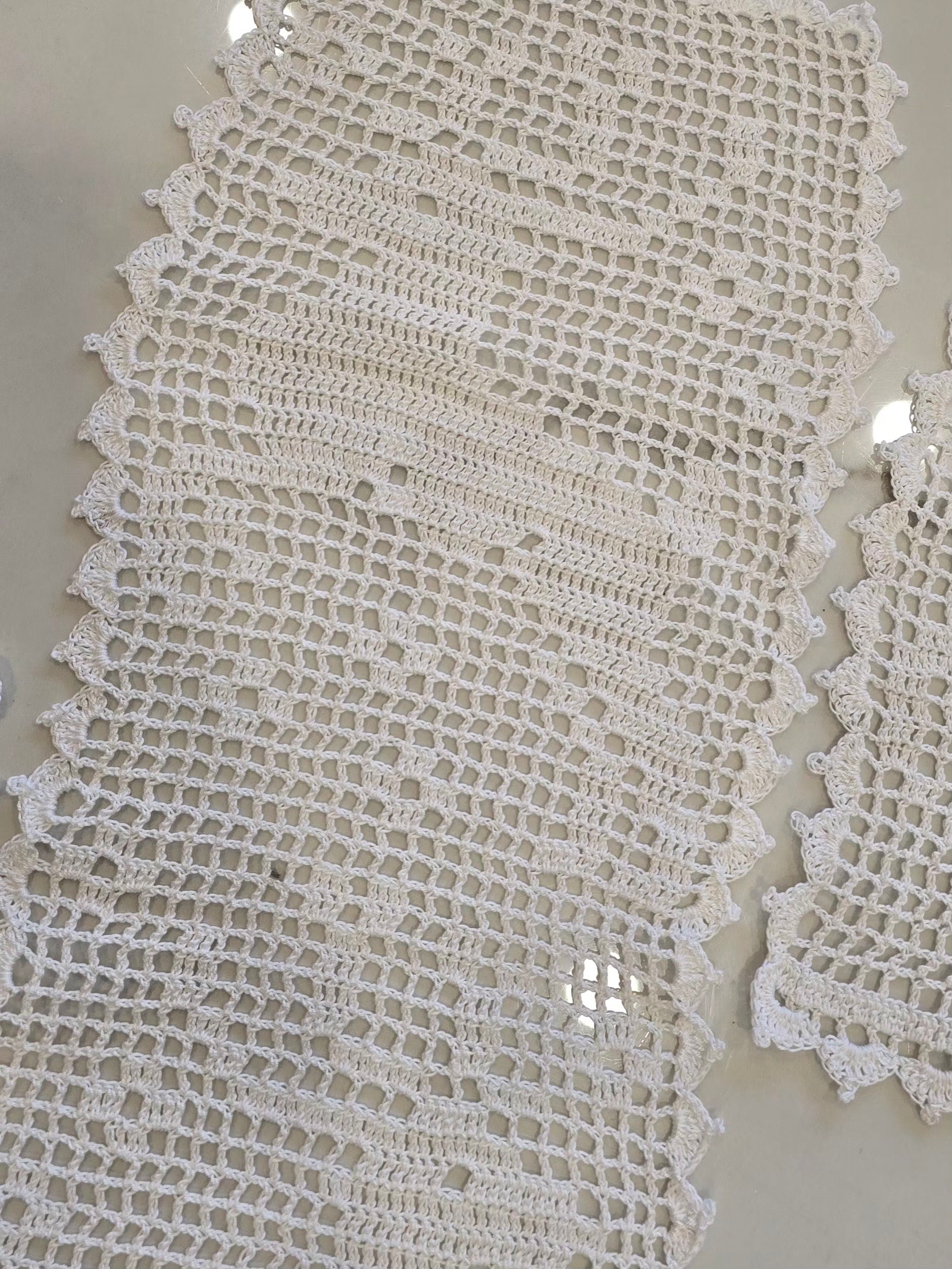 bordures festonnées réalisées au crochet blanc
