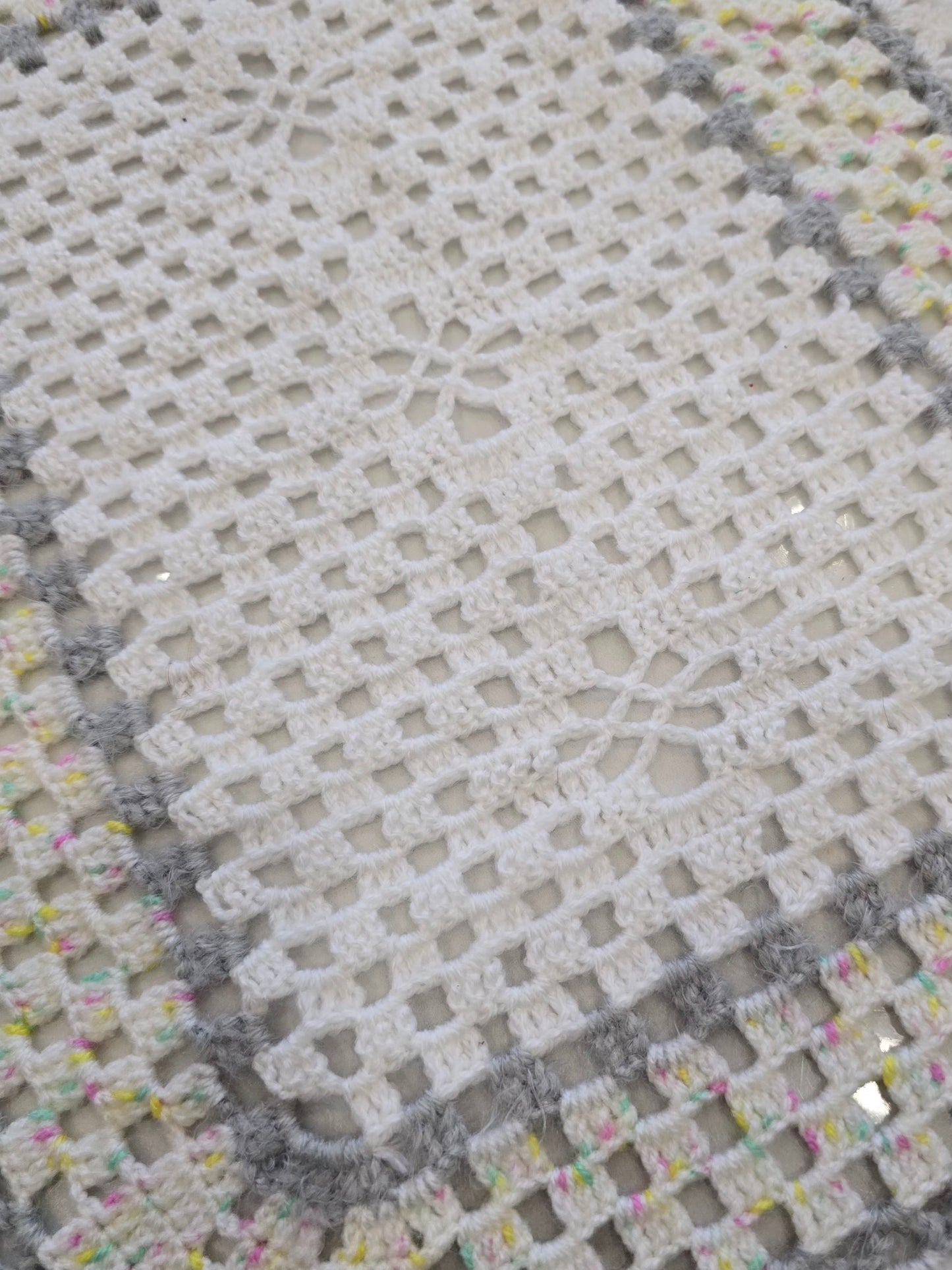 bordure festonnée blanche en crochet