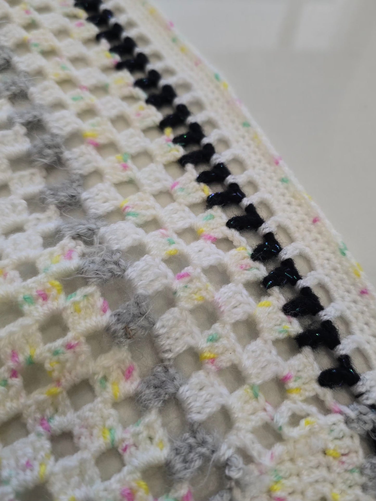 bordure crochetée avec détails contrastés noirs