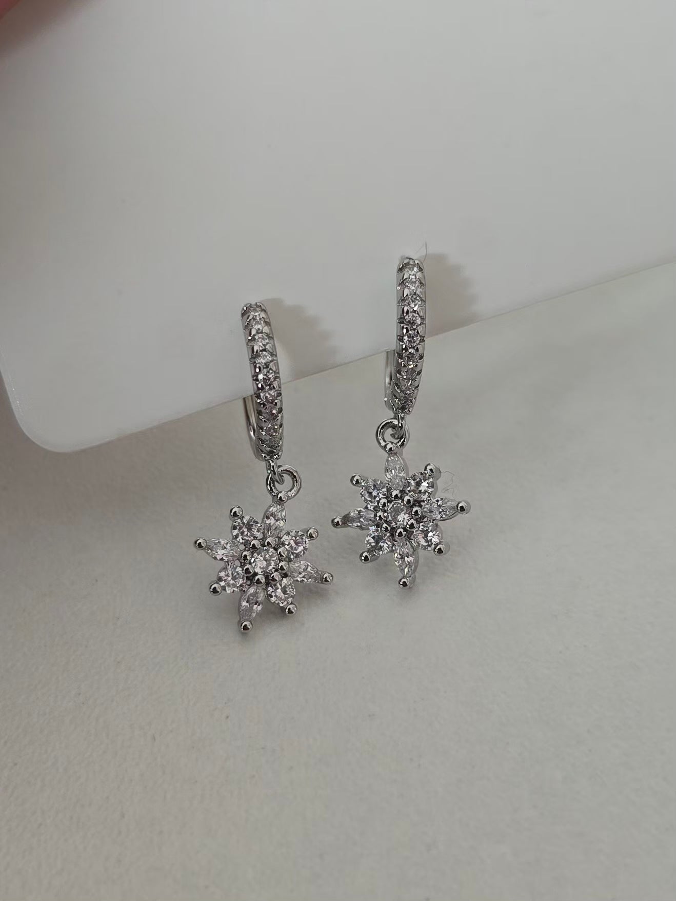 Créoles argentées Luxia avec fleur en strass