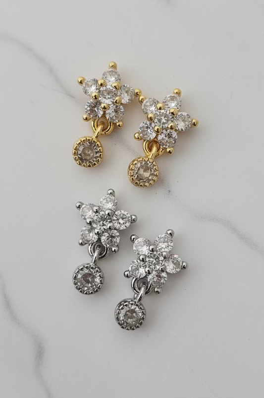Boucles d'oreilles raffinées en forme de fleur avec strass