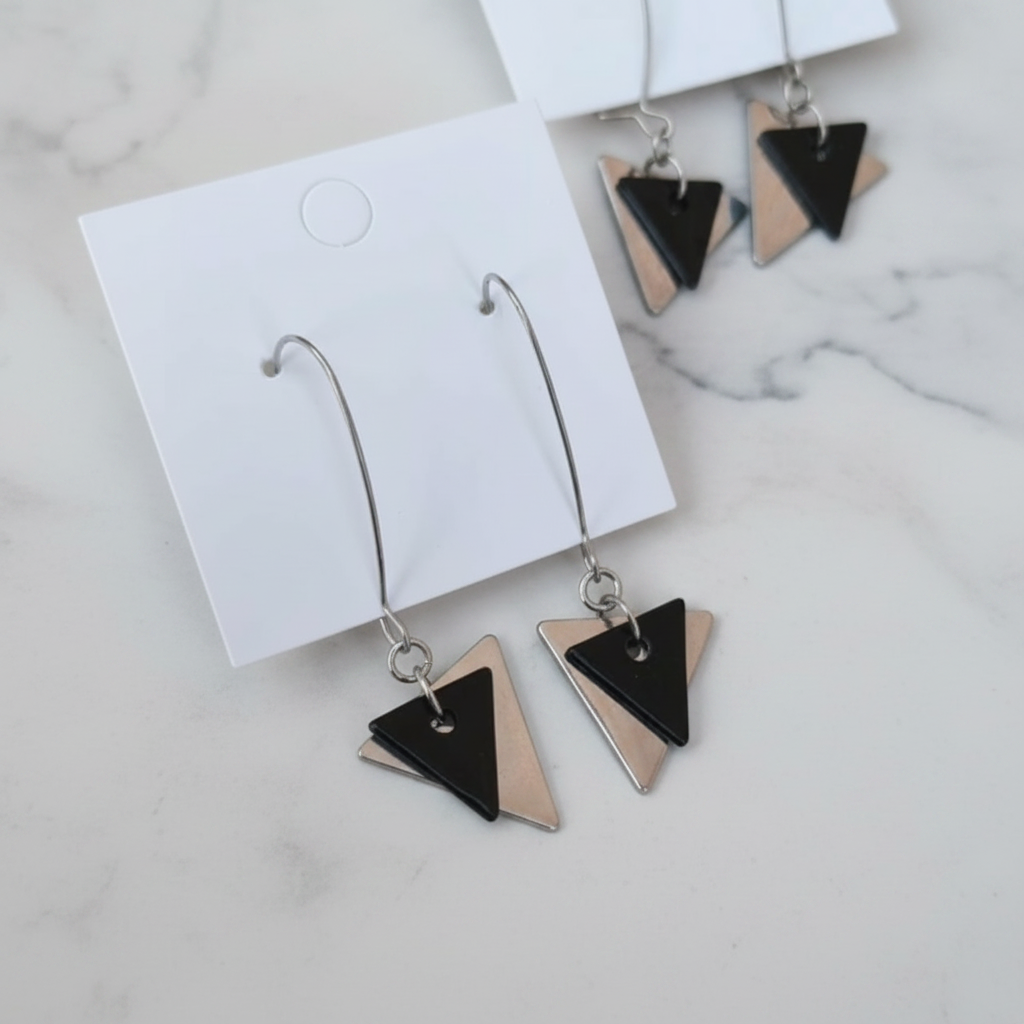 Boucles d'oreilles fantaisie noir et argenté pendantes avec triangle