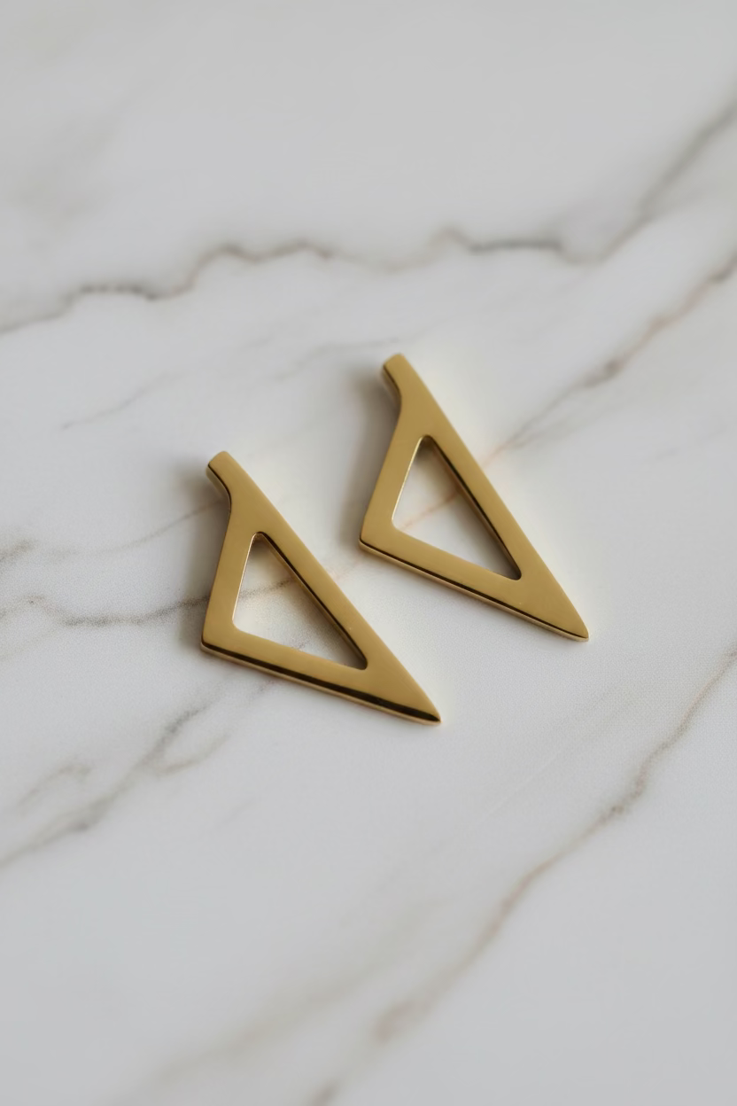 Boucles d'oreilles Corsica dorées en acier inoxydable au design géométrique triangulaire.