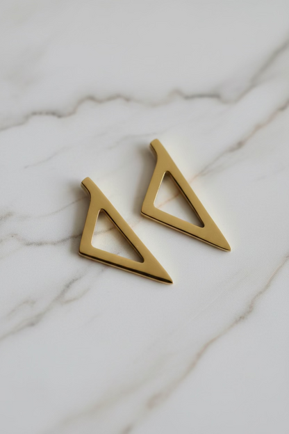Boucles d'oreilles Corsica dorées en acier inoxydable au design géométrique triangulaire.