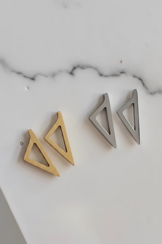 Boucles d'oreilles Corsica triangulaires  en acier inoxydable doré et argenté.