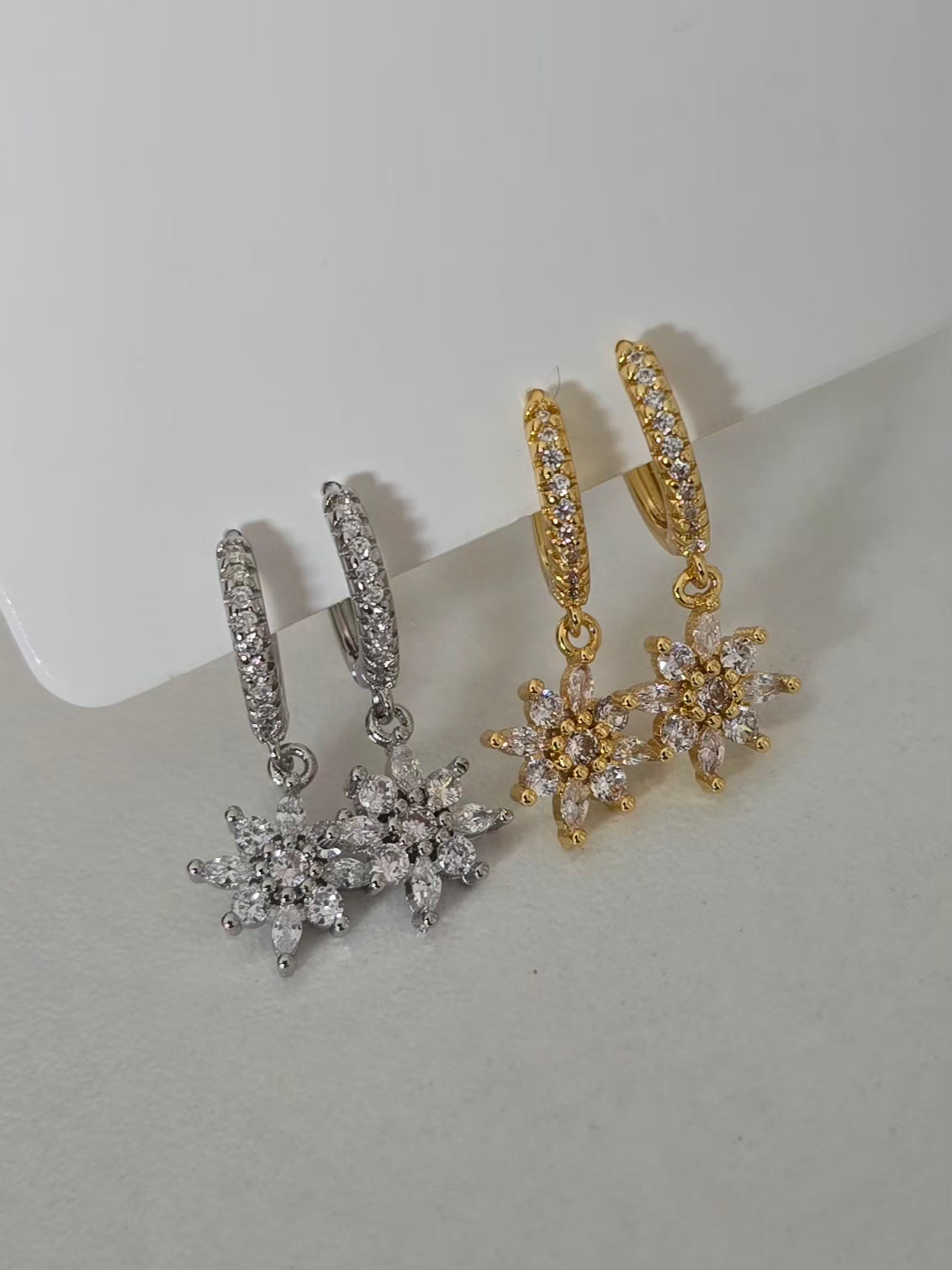Boucles d'oreilles florales scintillantes