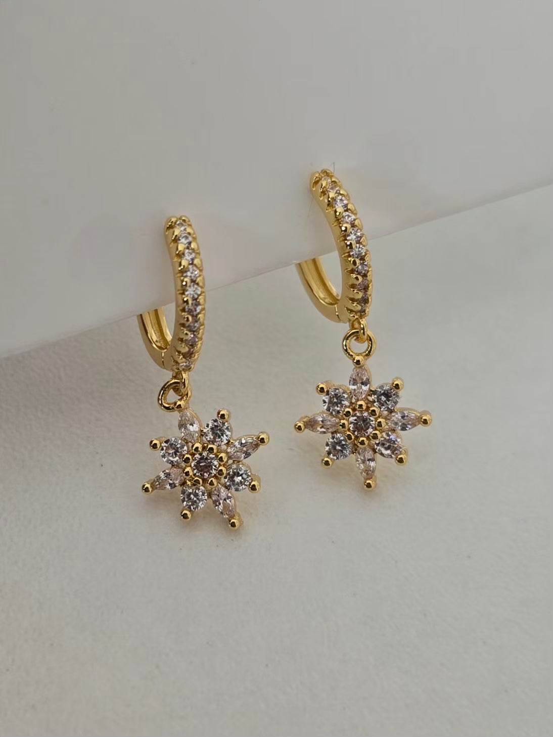 Créoles dorées avec pendentif fleur brillante