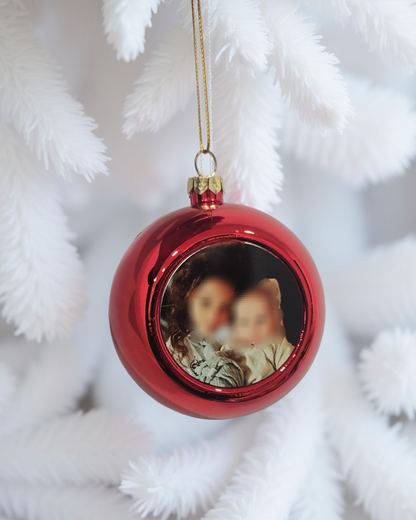 Boule de Noël personnalisée rouge avec photo sublimée sur métal suspendue au sapin