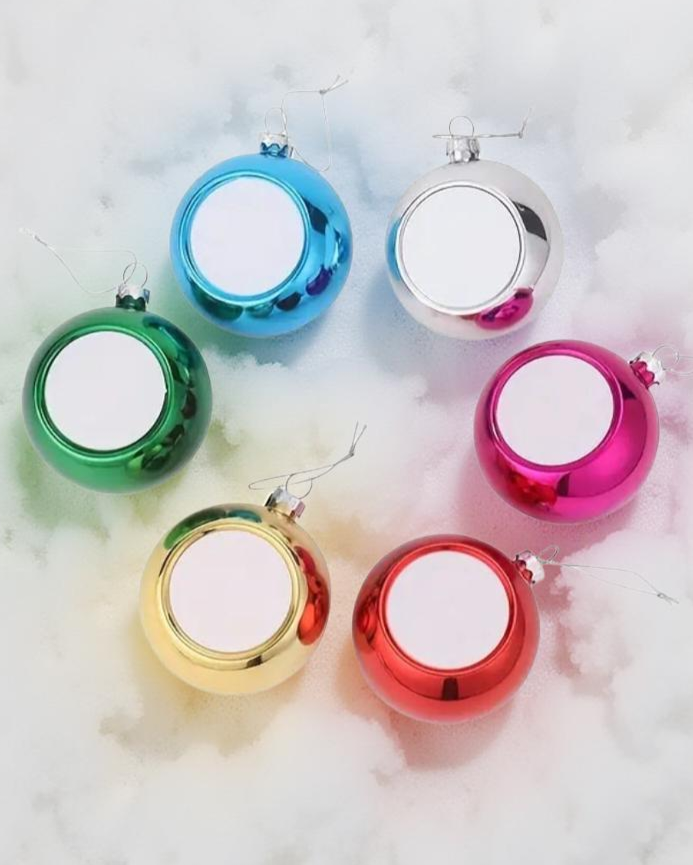 Boules de Noël personnalisées avec photo, disponibles en plusieurs couleurs : vert, doré, rouge, fuchsia, argenté et bleu