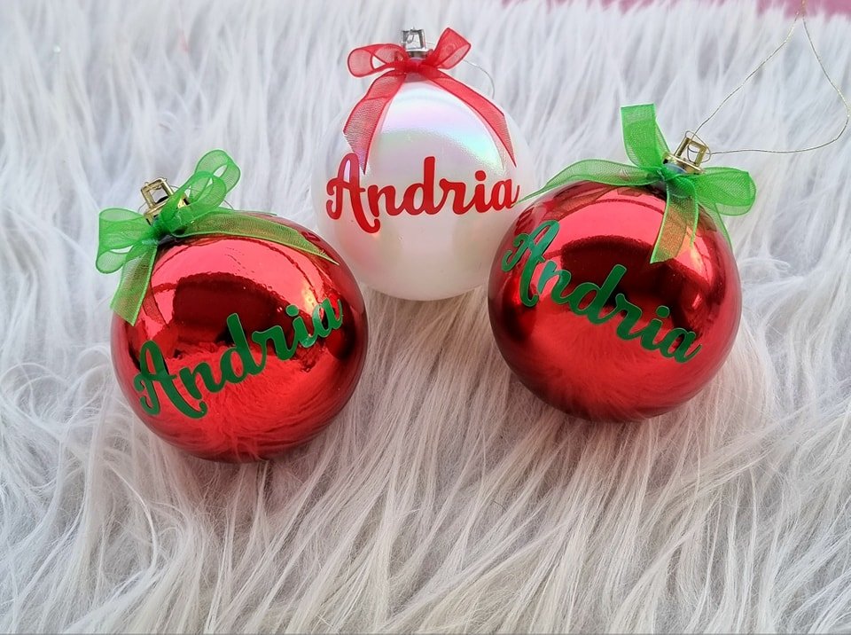 Lot de trois boules de Noël personnalisées avec le prénom Andria