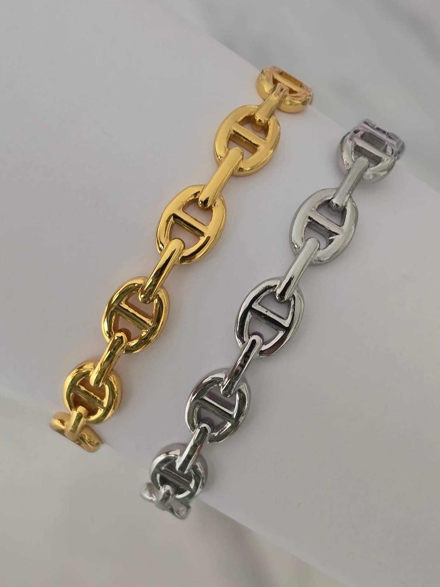 Bracelet Livia en acier inoxydable présenté en version dorée et argentée, bijou élégant pour femme. 