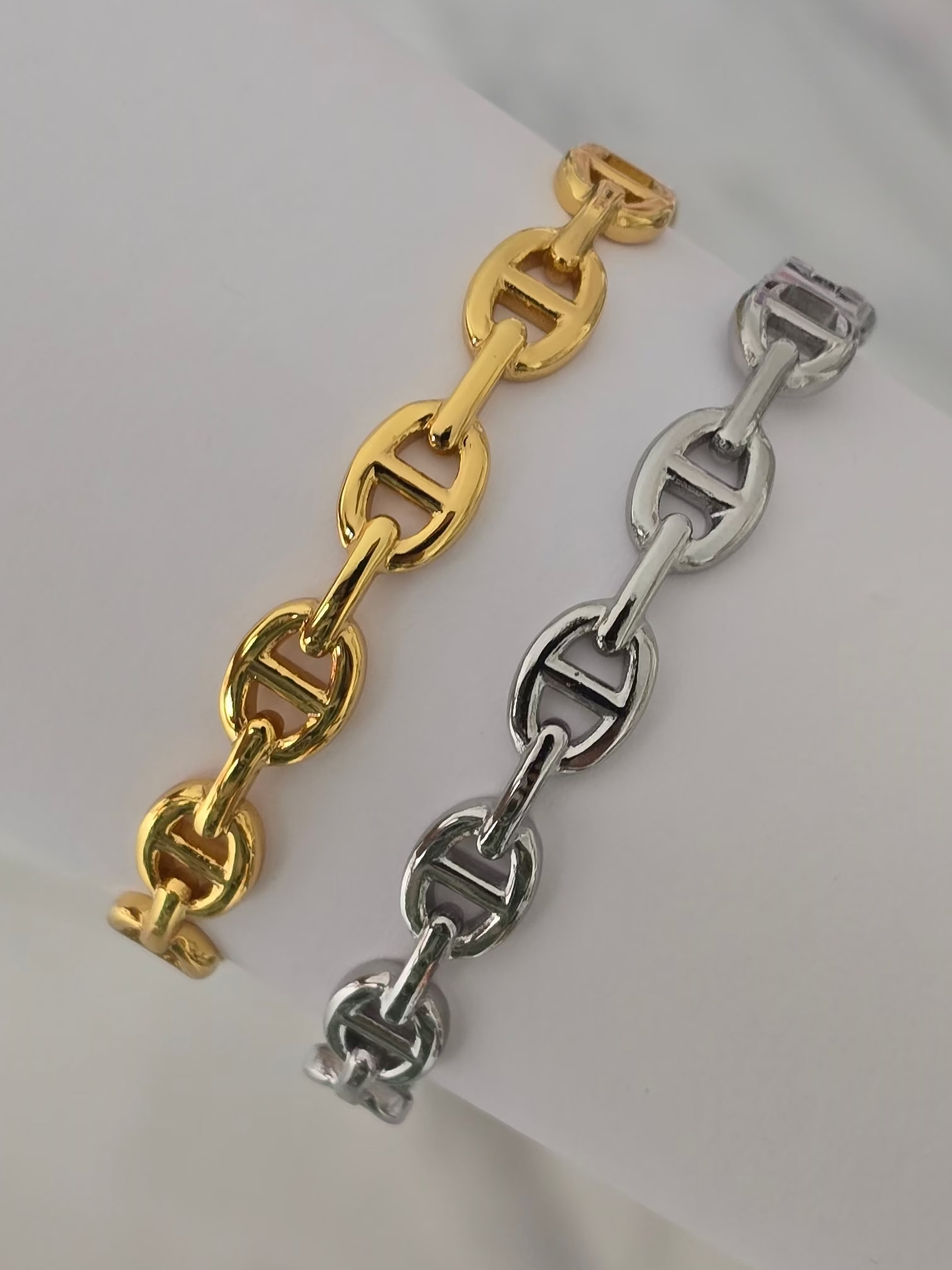 Bracelet Livia en acier inoxydable présenté en version dorée et argentée, bijou élégant pour femme. 