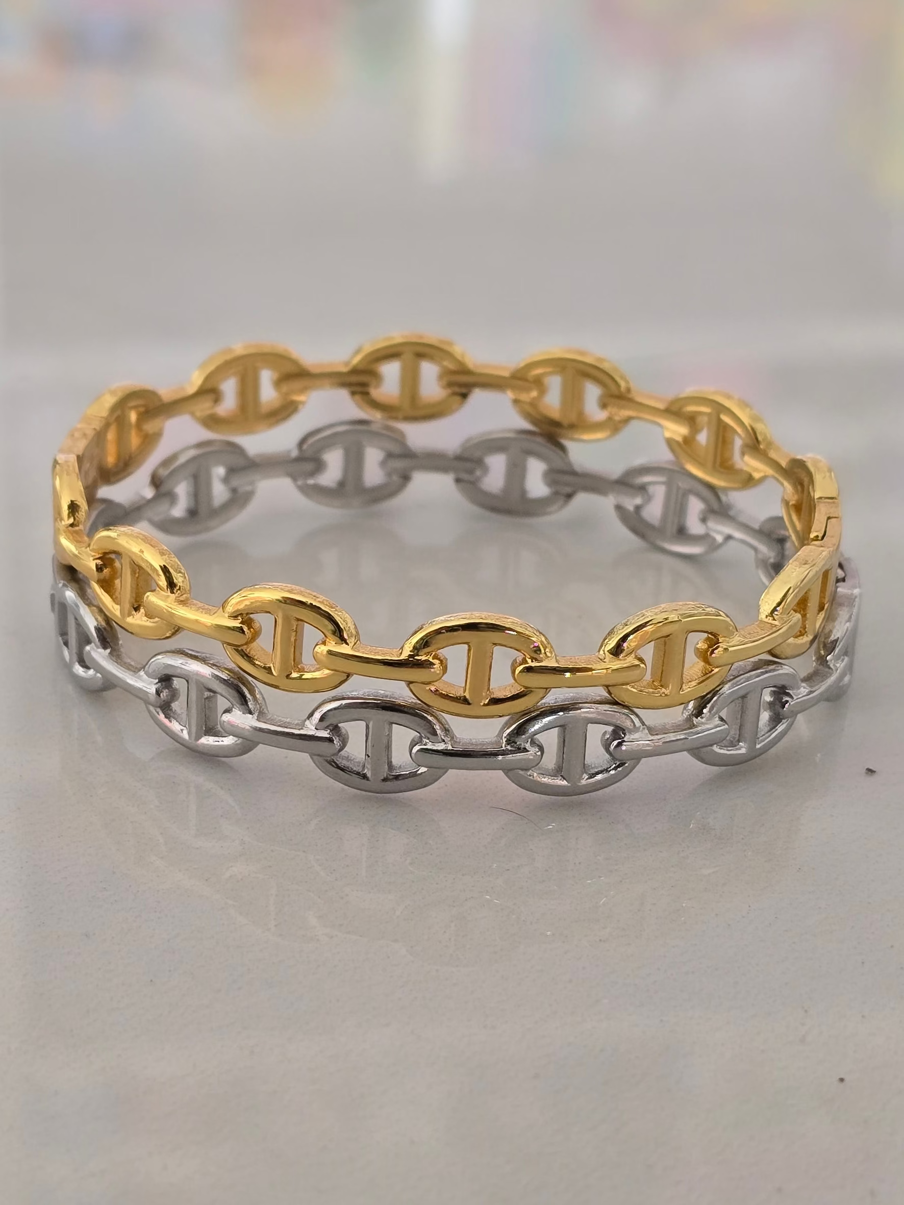 Bracelets rigides Livia en acier inoxydable doré et argenté, présentés ensemble  pour comparer les deux finitions.