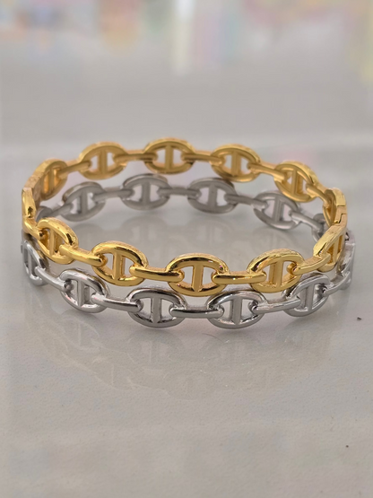 Bracelets rigides Livia en acier inoxydable doré et argenté, présentés ensemble  pour comparer les deux finitions.