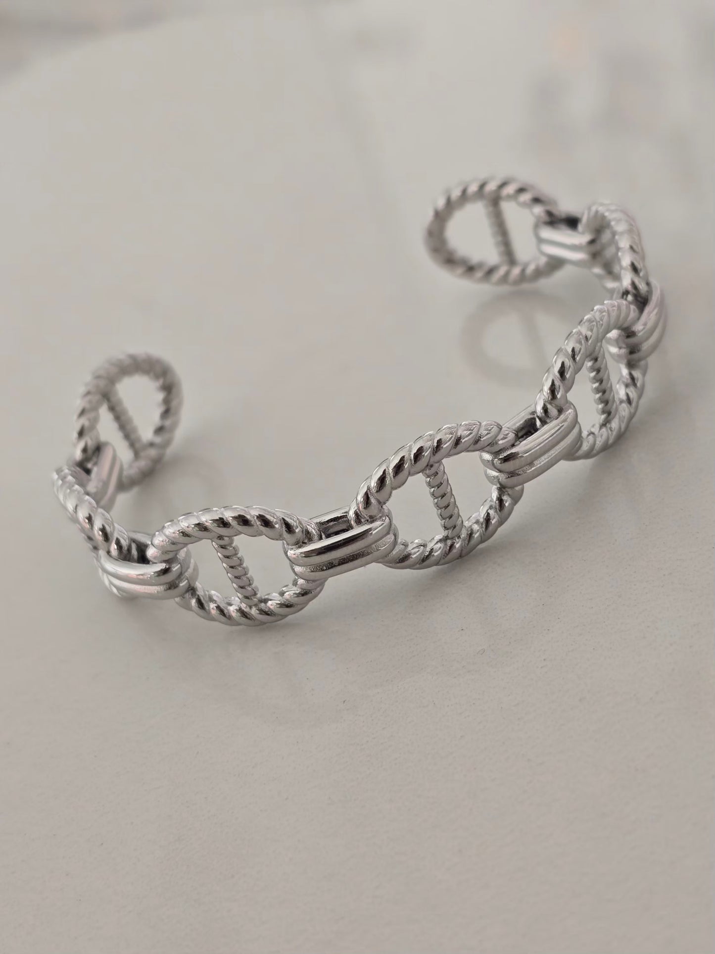 Bracelet Maëlys argenté en acier inoxydable avec maillons élégants.