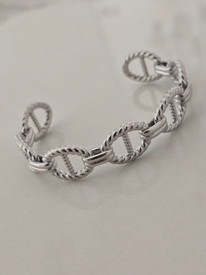 Bracelet Maëlys argenté en acier inoxydable avec maillons élégants.
