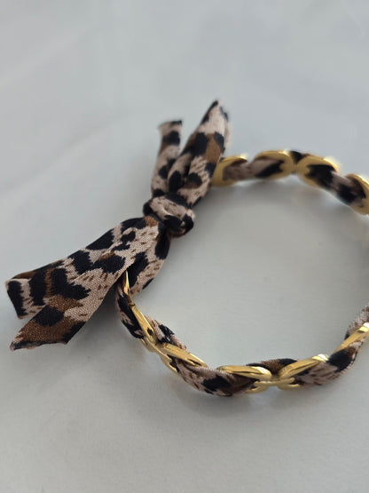 Détail du bracelet Féline avec mailles dorées et tissu imprimé léopard
