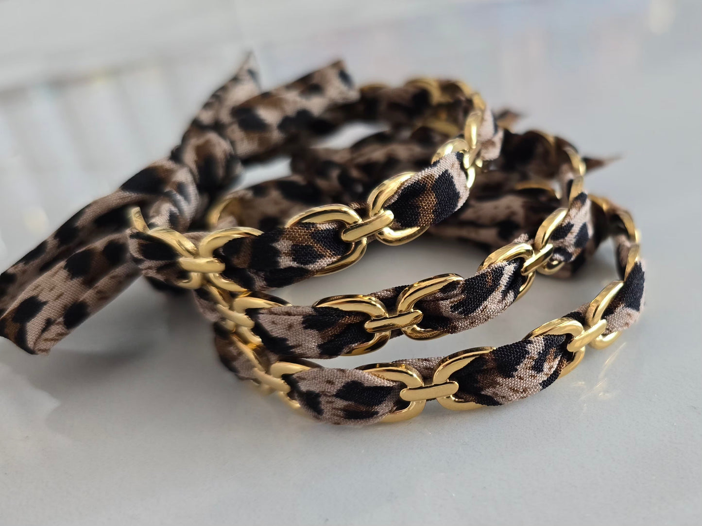 Bracelet Féline doré avec ruban léopard noué autour du jonc