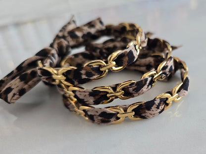 Bracelet Féline doré avec ruban léopard noué autour du jonc
