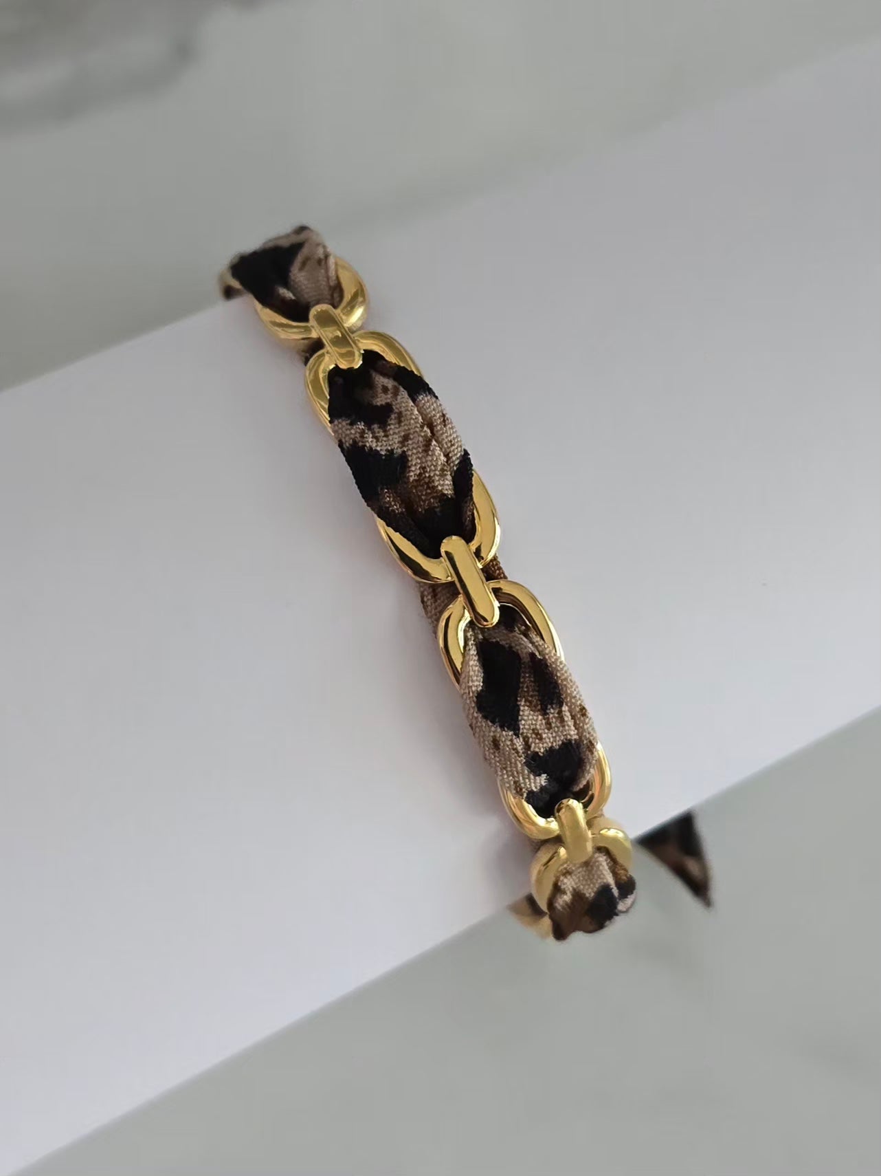 Bracelet Féline avec ruban léopard noué  et jonc doré en acier inoxydable