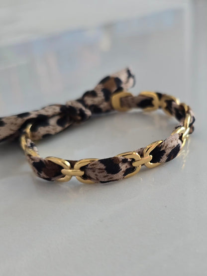 Détail du bracelet Féline  avec noeud léopard et finition dorée