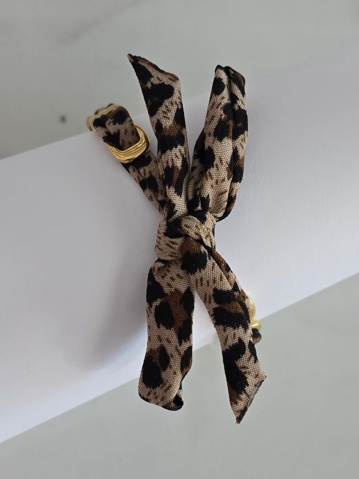 Vue arrière du bracelet Féline montrant le ruban léopard amovible à nouer