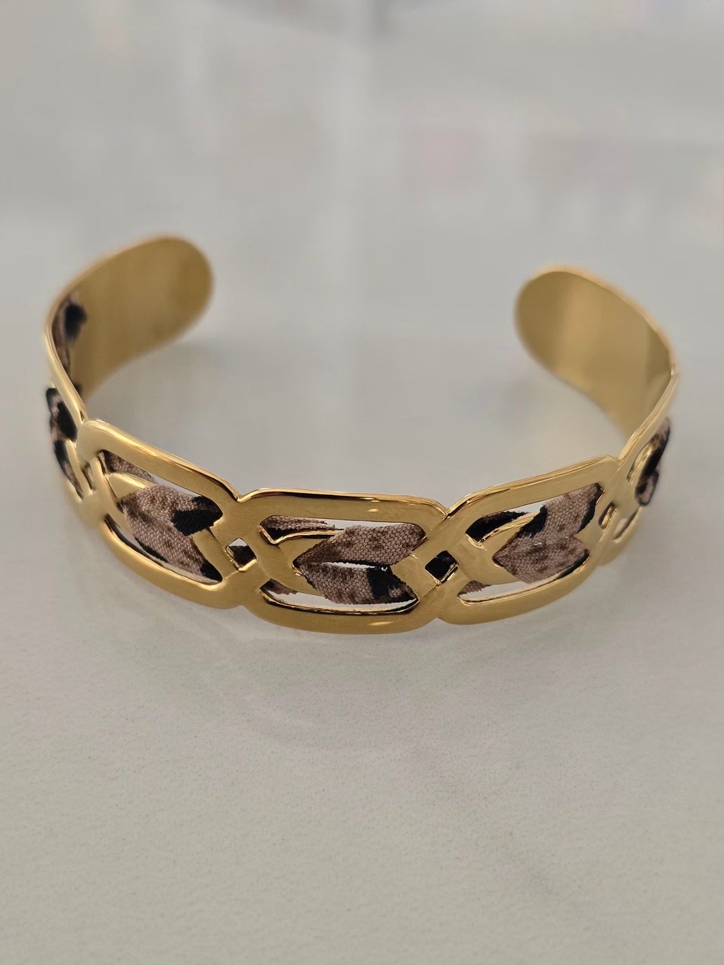 Bracelet jonc Savana doré en acier inoxydable avec détails léopard