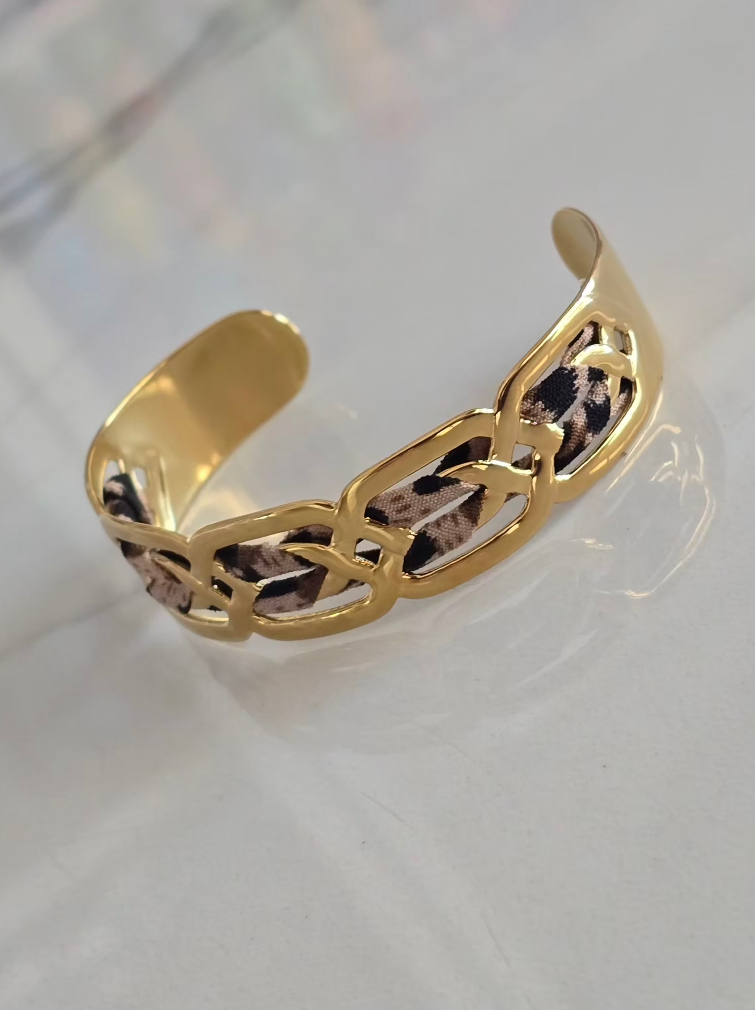 Bracelet jonc Savana doré en acier inoxydable - vue de profil