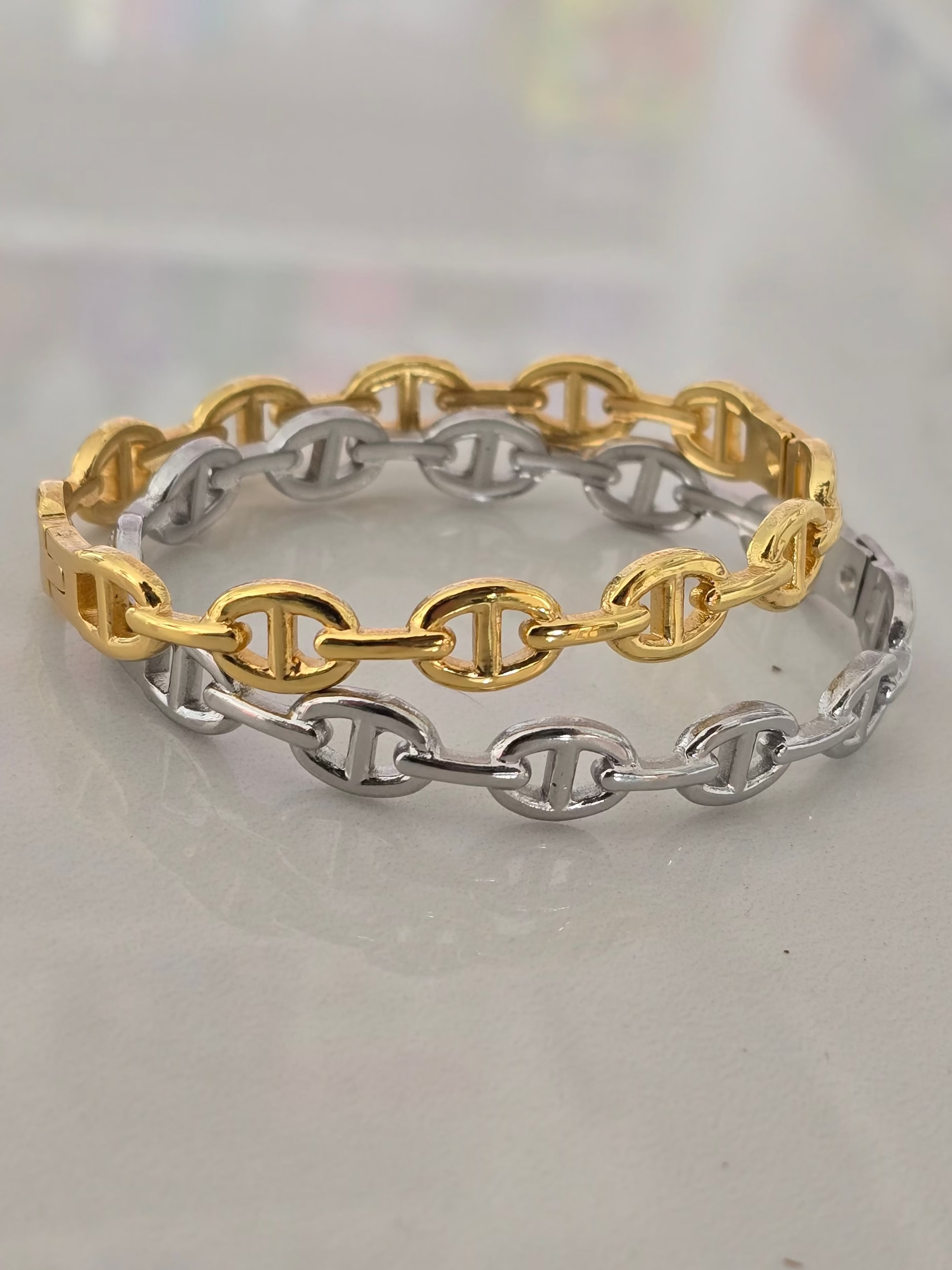 Bracelet rigide Livia en acier inoxydable avec maillons modernes, disponible en doré ou argenté