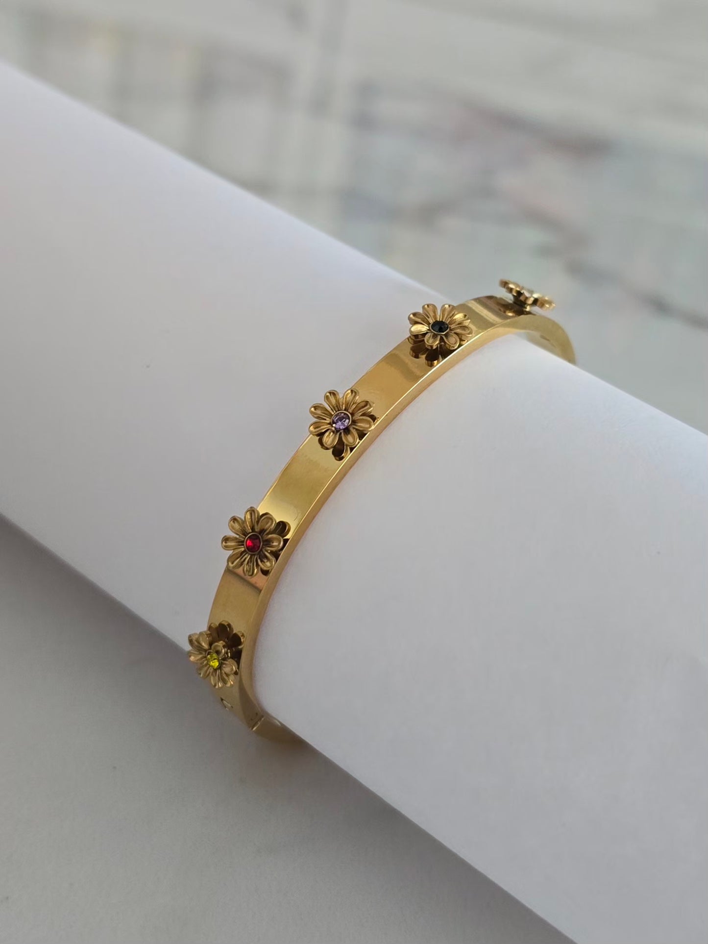 Bracelet Margarita en acier inoxydable doré avec fleurs 3D ornées de détails colorés