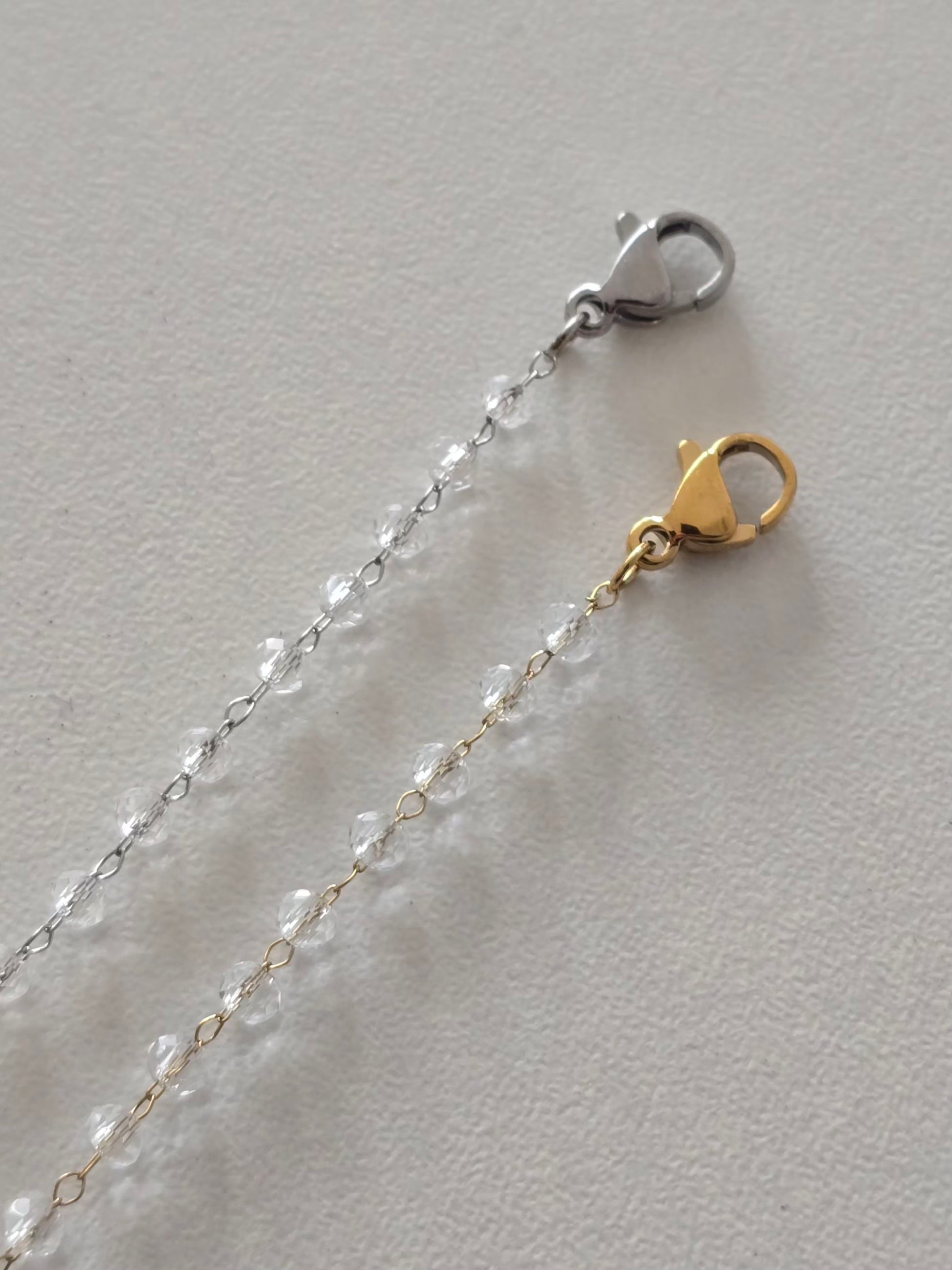 Bracelet avec perles transparente élégant et lumineux