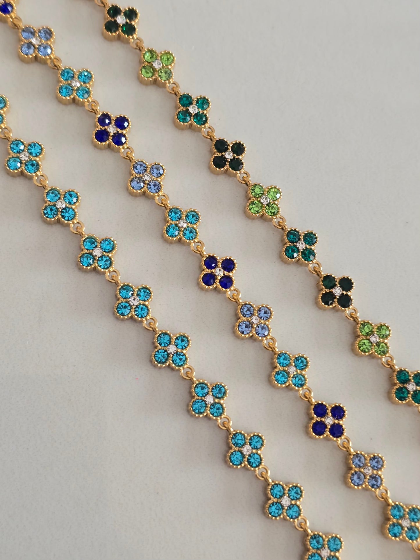Détail du bracelet Princesa orné de fleurs scintillantes en cristaux colorés