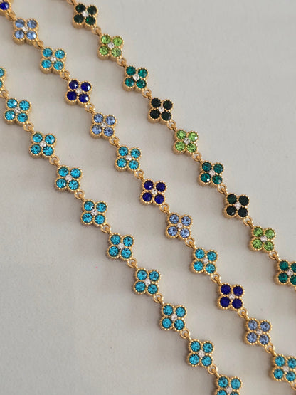 Détail du bracelet Princesa orné de fleurs scintillantes en cristaux colorés
