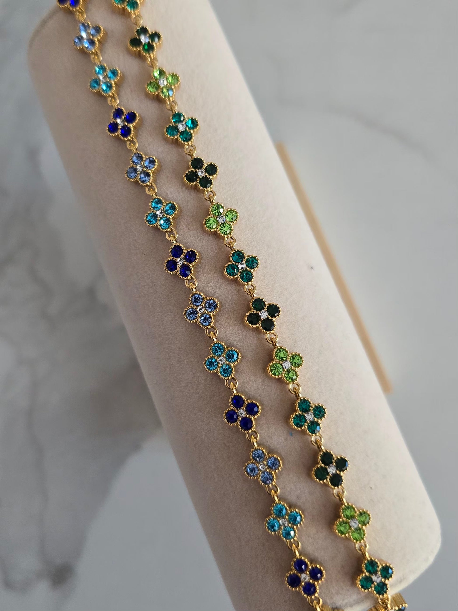 Vue détaillée des bracelets Princesa tricolore colorées 