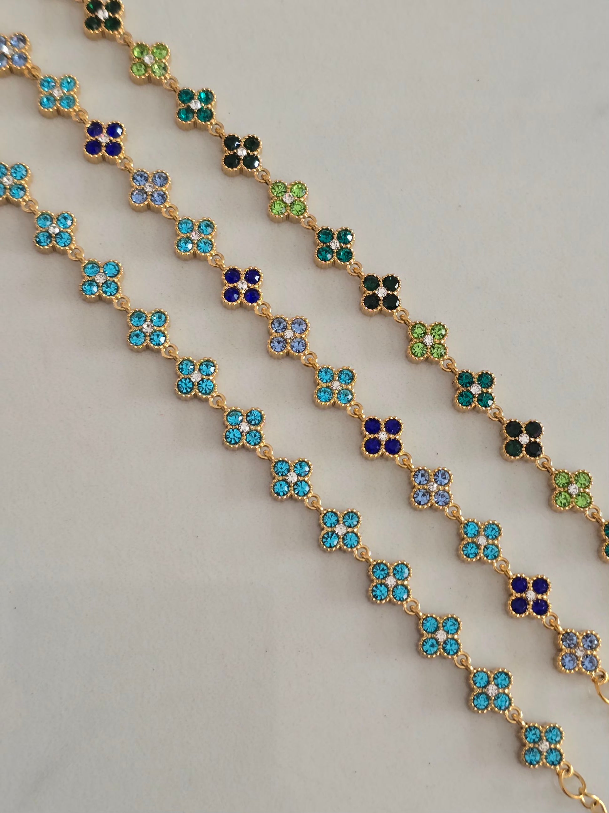 Bracelet Princesa doré avec fleurs en strass multicolores bleu, vert et turquoise