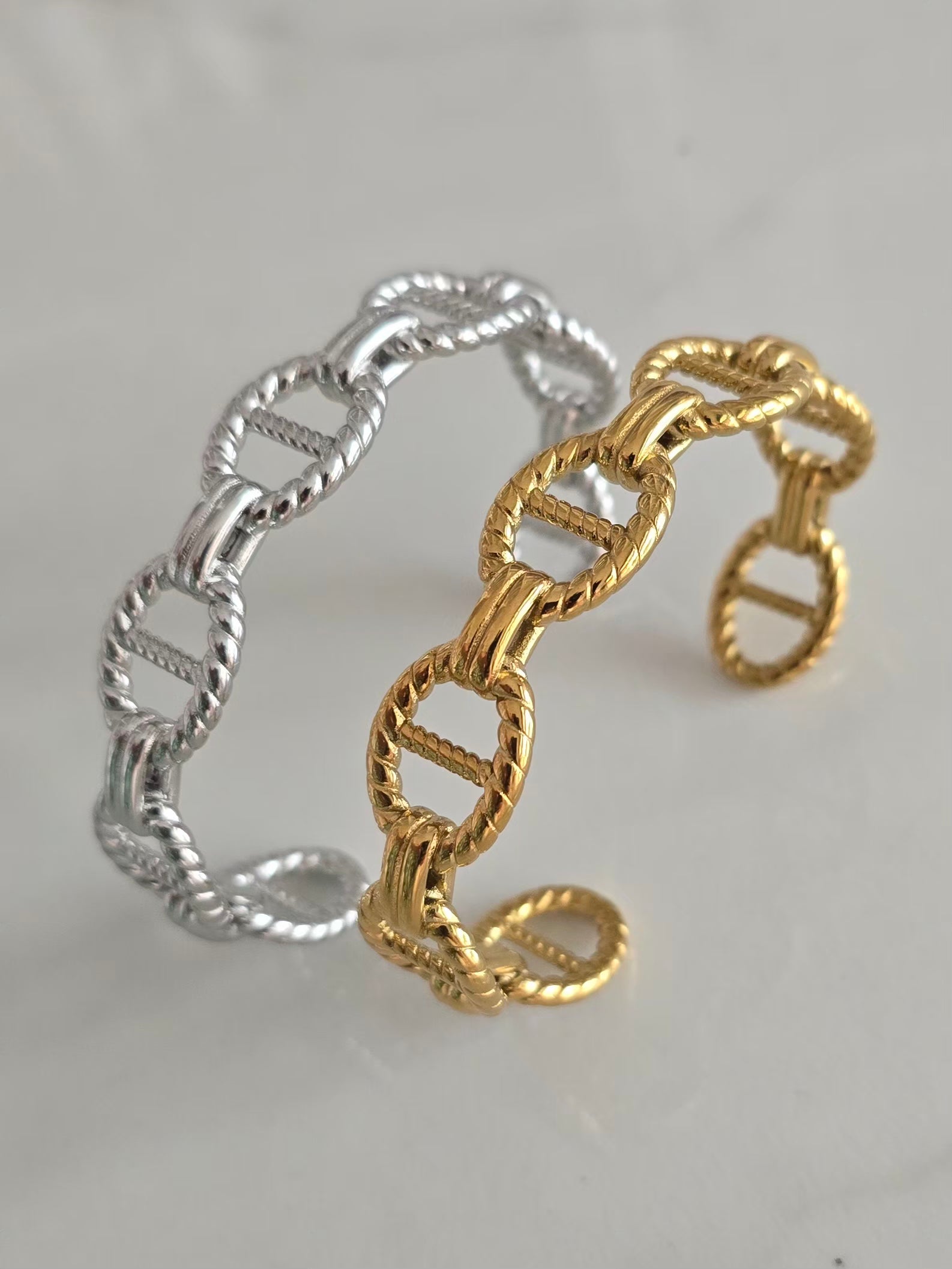 Vue de profil des bracelets Maëlys en acier inoxydable doré et argenté.