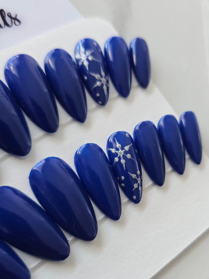 Capsules d'ongles bleu nuit brillantes, forme amande, effet gel, press on nails réutilisables. 