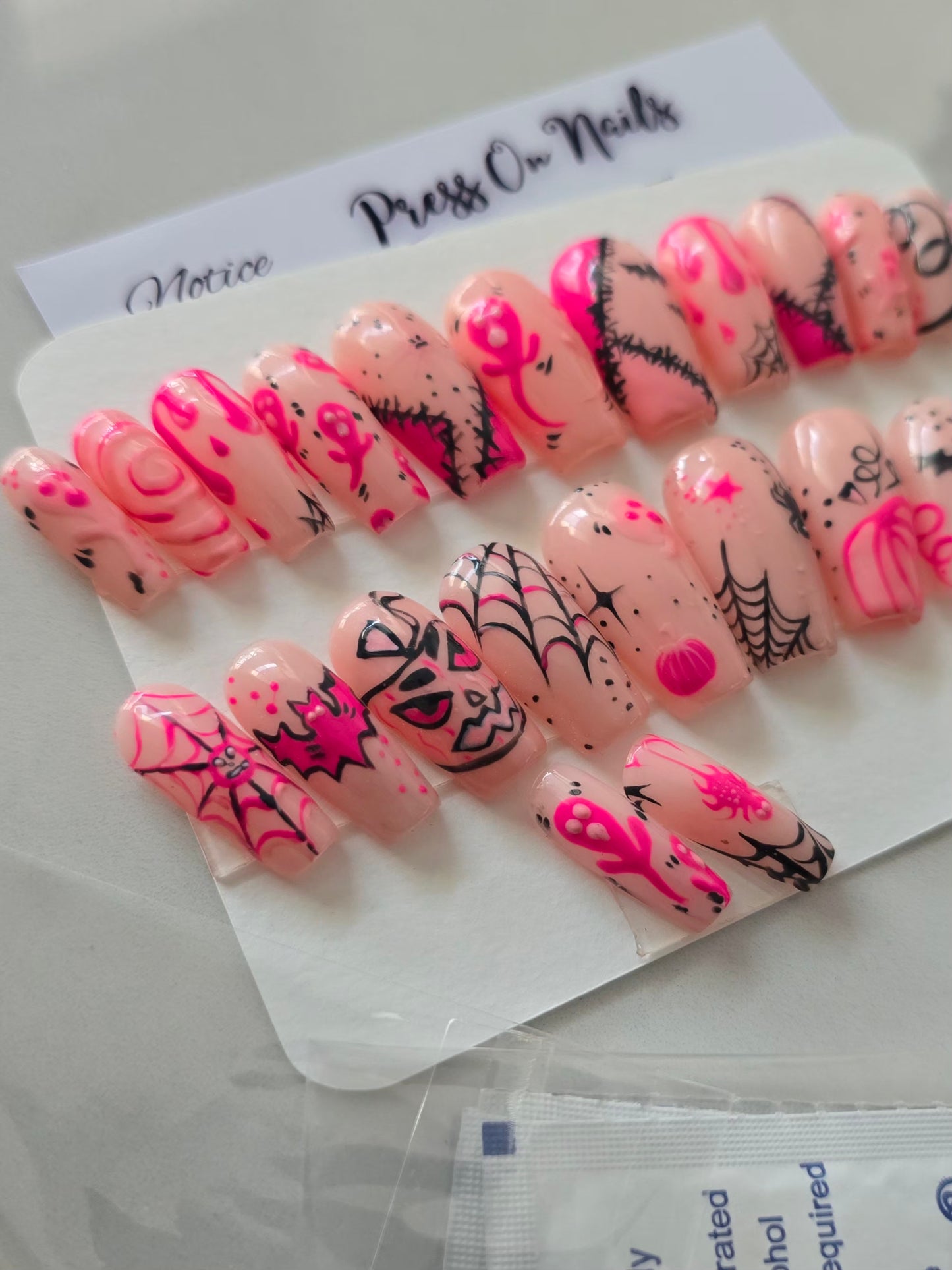 Ongles réutilisables fait mai sur le thème d'Halloween, solides et brillants comme une pose en gel.