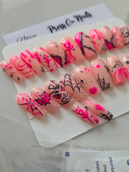 Ongles réutilisables fait mai sur le thème d'Halloween, solides et brillants comme une pose en gel.