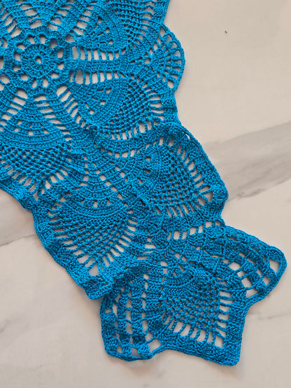 gros plan sur les détails ajourés du chemin de table bleu en crochet