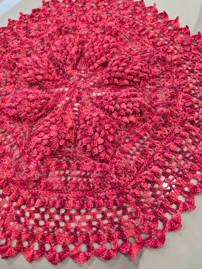 Centre de table rond en crochet rose en forme de rosace