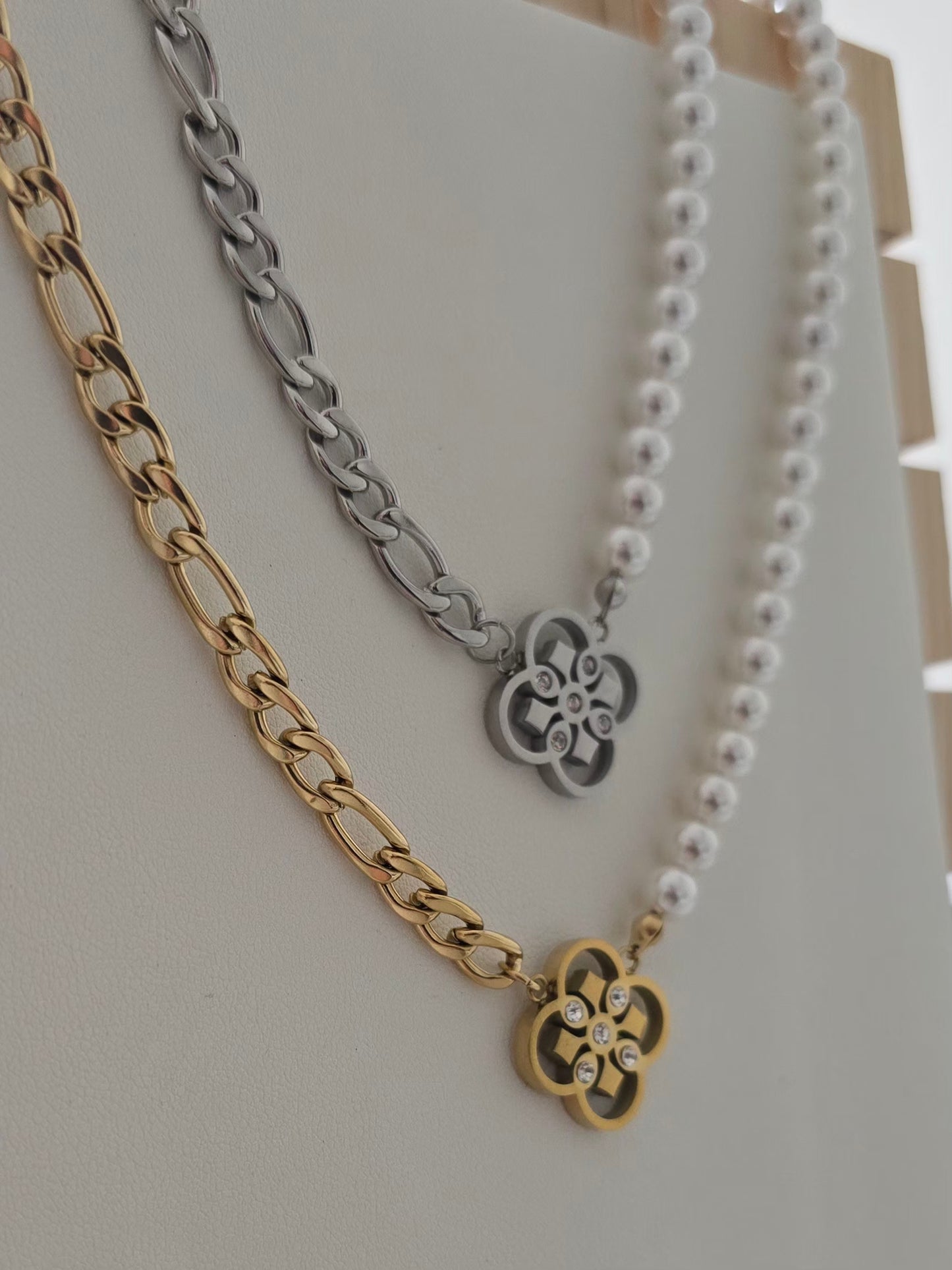 Collier chic associant perles et maillons en acier