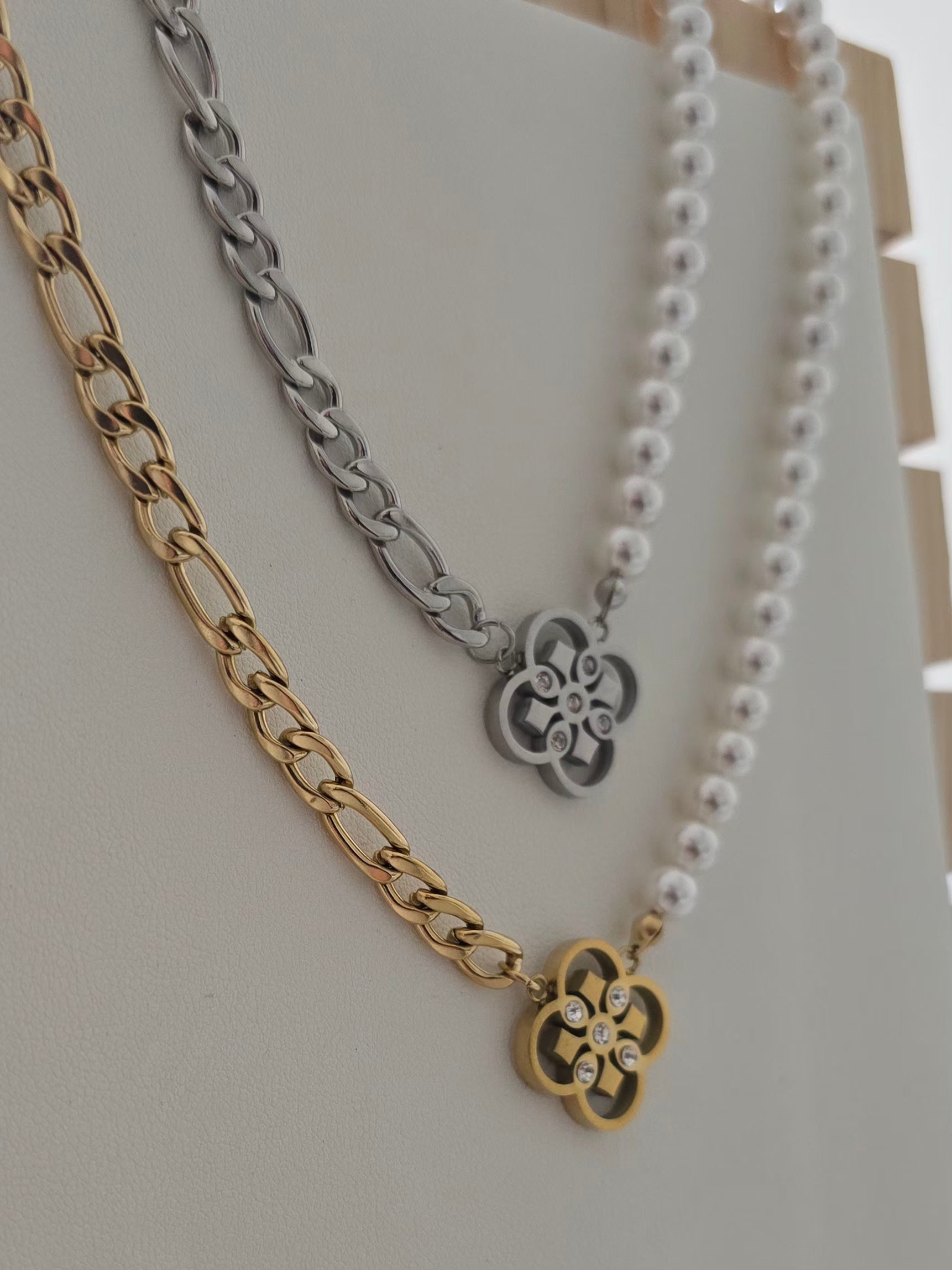 Collier chic associant perles et maillons en acier