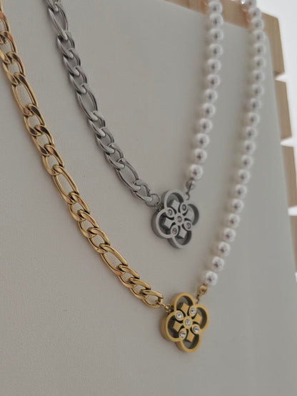 Collier chic associant perles et maillons en acier