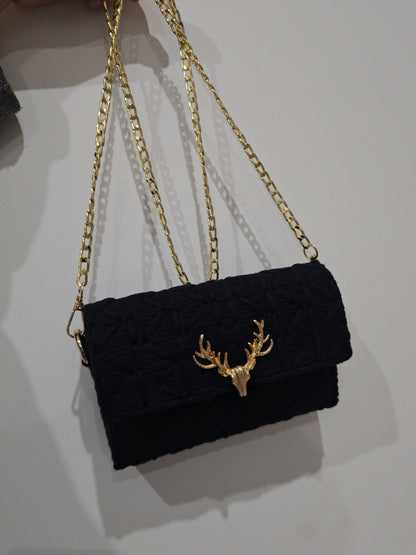 Sac avec détails dorée : chaîne, cerf, boutons