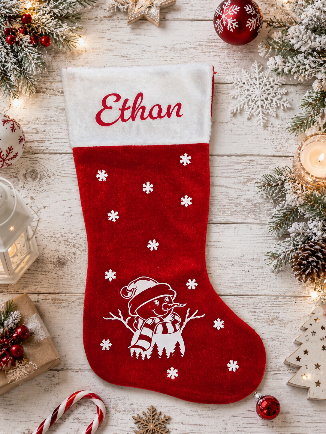 Chaussette de Noël personnalisée pour Ethan avec flocons et bonhomme de neige.